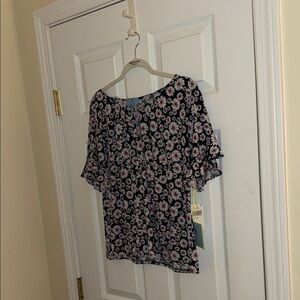 CeCe
Floral Keyhole Ruffle Top
